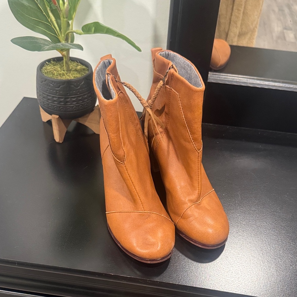 Tom’s Lunata Tan Ankle Boots